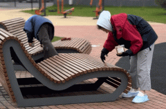 Наша команда провела пропитку скамеек на территории дворца спорта «Янтарный»