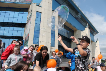 В «День детства» дворец спорта «Янтарный» собрал более сотни детей и родителей