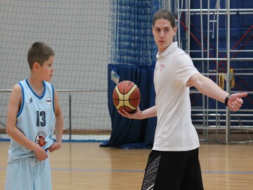 Серию мастер-классов по баскетболу для юношей и девушек провел Михаил Карпенко