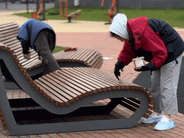 Наша команда провела пропитку скамеек на территории дворца спорта «Янтарный»