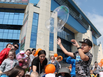 В «День детства» дворец спорта «Янтарный» собрал более сотни детей и родителей